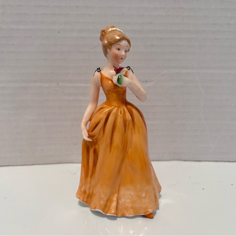 Maruri Masterpiece Beautiful Woman Figurine in yellow gown 5-1/4” tall